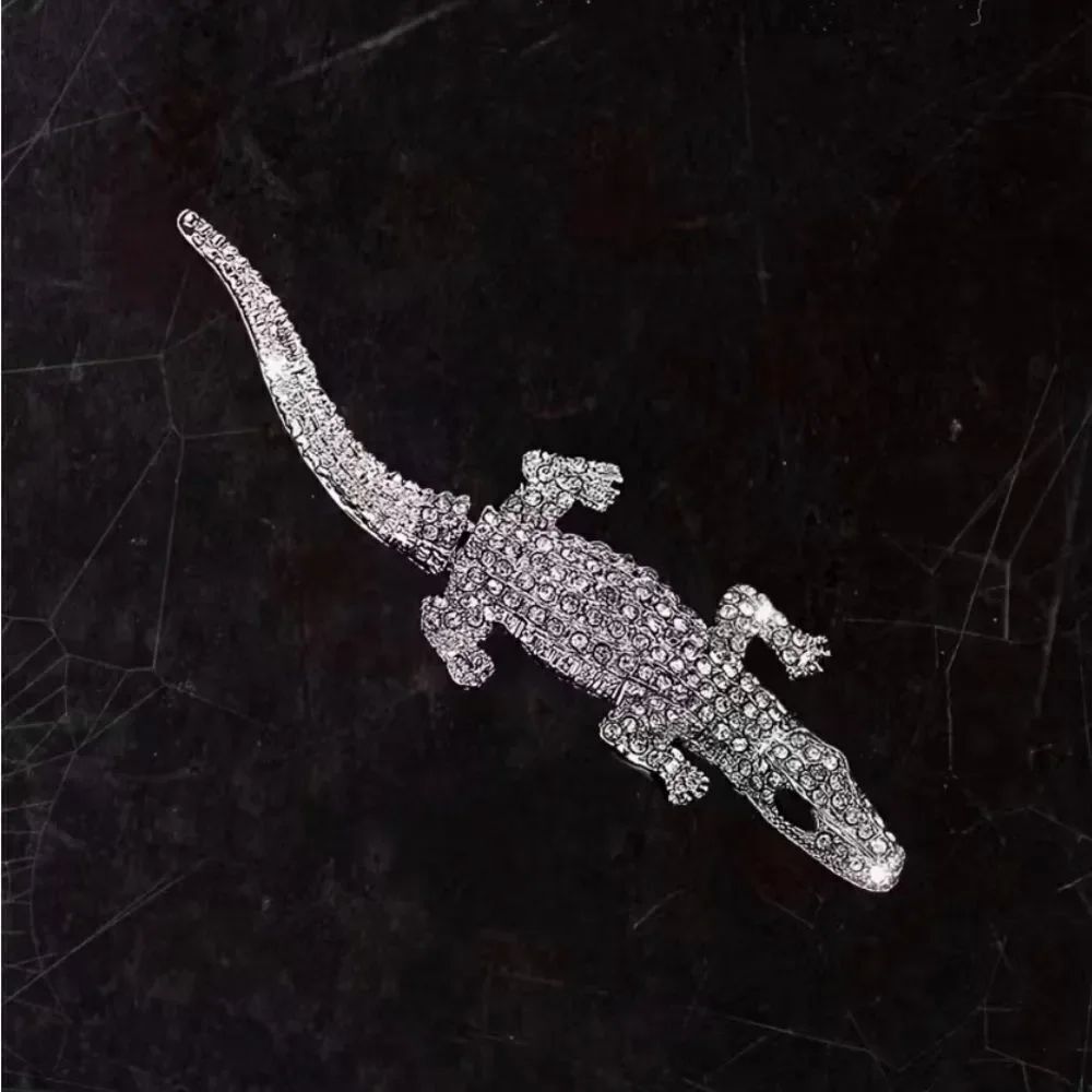 🐊 Betsey Johnson sparkling crocodile crystal brooch 🐊